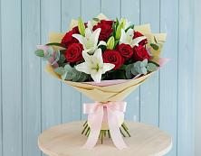 Букет цветов из:  Лилии и Розы в Сикаках
