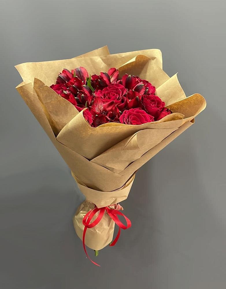 Букет цветов из: Альстромерии и Розы в Сикаках