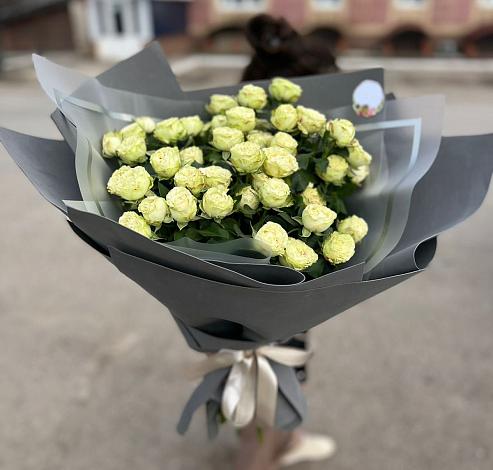 Букет Белые кустовые розы Солинеро в Сикаках