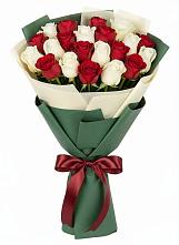 Букет Микс из красных и белых роз в Сикаках