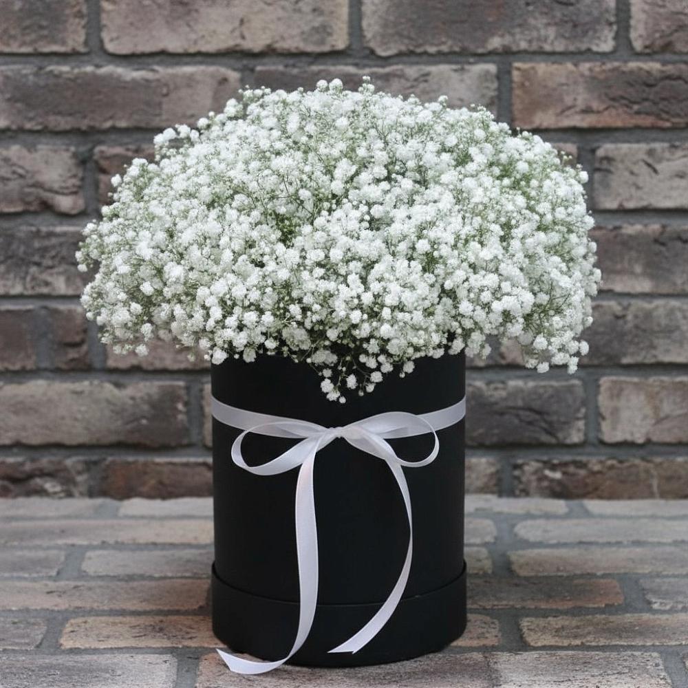 Цветочная композиция из Гипсофила в шляпной коробке в Сикаках