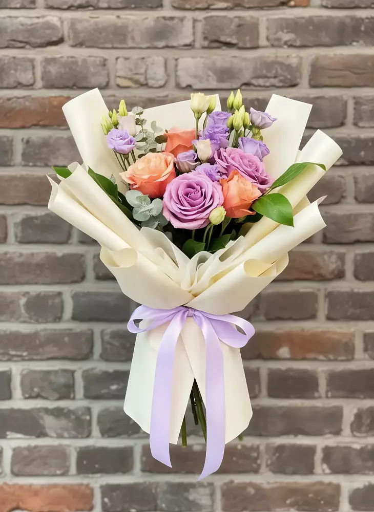 Букет цветов из: Лизиантусы и Розы в Сикаках