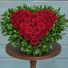 Цветочная композиция из Розы в виде сердца в Сикаках