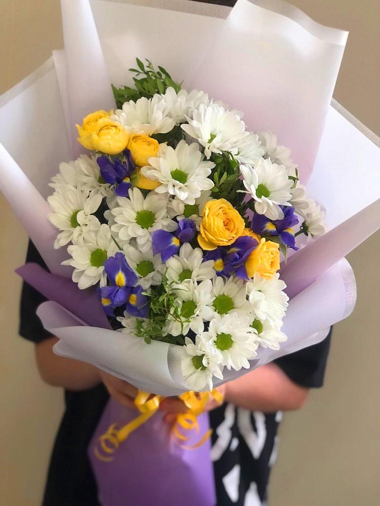 Букет цветов из: Ирисы, Хризантемы и Розы в Сикаках