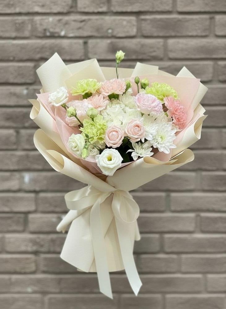 Букет цветов из: Гвоздики, Розы, Лизиантусы и Хризантемы в Сикаках