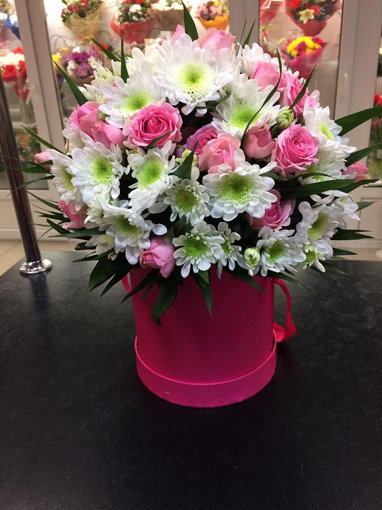 Цветочная композиция из Розы и Хризантемы в шляпной коробке в Сикаках