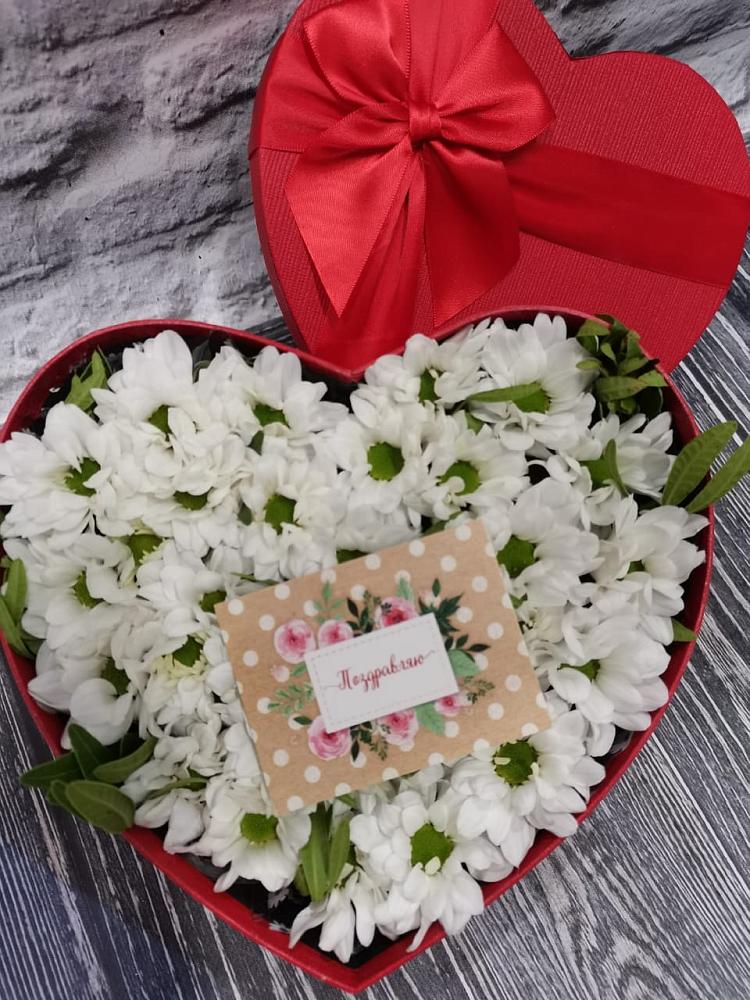 Цветочная композиция из Хризантемы в виде сердца в Сикаках