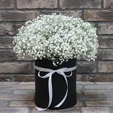 Цветочная композиция из Гипсофила в шляпной коробке в Сикаках