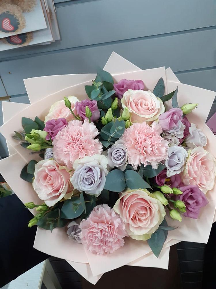 Букет цветов из: Розы, Гвоздики и Лизиантусы в Сикаках