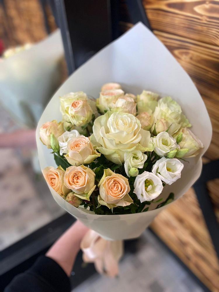 Букет цветов из: Розы и Лизиантусы в Сикаках